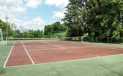Casale Preoni: Tennisbane, Sport Venue, Ejendom, Græs, Tennis, Line, Ejendom, Træ, Sports, Fritid