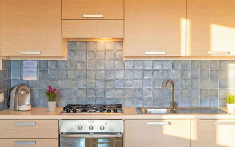 Porto Pozzo 618: Køkken, Countertop, Køkken Apparat, Cabinetry, Gulvbelægning, Større Bandage, Indretning, Køkkenvask, Etage, Flise
