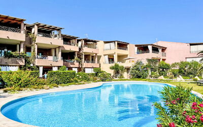 Porto Pozzo 618: Svømmepøl, Udendørs Møbler, Udvej, Liggestol, Skygge, Hotel, Ferieby, Thermae, Eco Hotel, Paraply