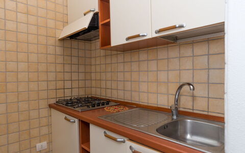 Valle degli Oleandri (Rei185): Køkkenvask, Tap, Countertop, Cabinetry, Ejendom, Håndvask, Sanitærarmatur, Køkken, Bygning, Indretning