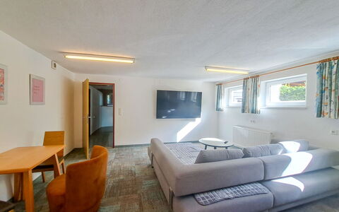 Zell am Ziller 685: Indretning, Gulvbelægning, Møbel, Loft, Træ, Etage, Værelse, Couch, Belysning, Stue