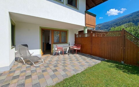 Zell am Ziller 685: Bejdse, Have, Skygge, Flise, Hårdttræ, Landscaping, Gård, Eco Hotel, Gårdsplads, Backyard