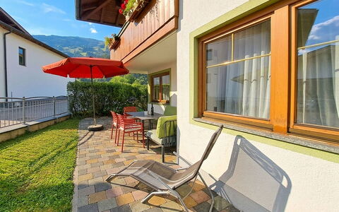 Zell am Ziller 685: Stueplante, Bejdse, Blomsterkrukke, Eco Hotel, Stol, Altan, Skygge, Gård, Landscaping, Villa