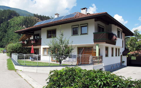 Zell am Ziller 685: Himmel, Plante, Bygning, Sky, Vindue, Hus, Træ, Land Lot, Sommerhus, Boligområde