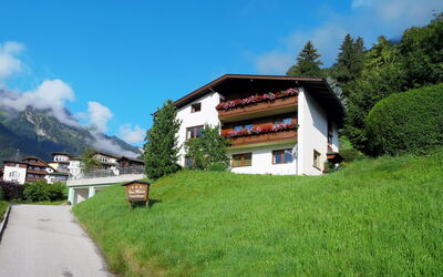 Finkenberg 608: Ejendom, Bjergkæde, Bjerg, Bjergrige Landskabsformer, Himmel, Naturlige Landskab, Hus, Hill Station, Alps, Græs