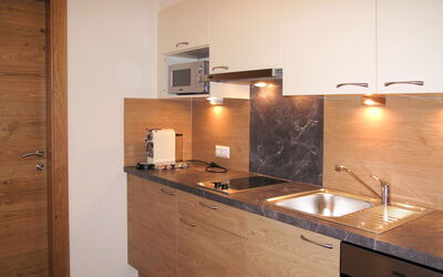 Alpenherz 659.1: Brun, Cabinetry, Tap, Bygning, Køkkenvask, Countertop, Håndvask, Sanitærarmatur, Komfur, Køkken