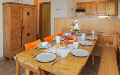 Edelweiss: Møbel, Gulvbelægning, Indretning, Træ, Etage, Loft, Cabinetry, Værelse, Bord, Køkken