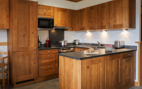 Terrasses du Paradis 5B: Countertop, Cabinetry, Møbel, Køkken, Køkken Apparat, Husholdningsapparat, Træ, Skuffe, Bygning, Arkitektur