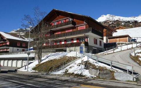 Chalet Desirée: Himmel, Sne, Ejendom, Bygning, Bjerg, Hældning, Hus, Boligområde, Vindue, Tag