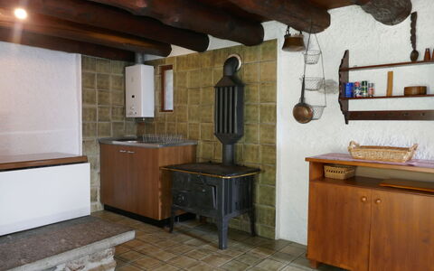 Rustico Girasole: Cabinetry, Ejendom, Bygning, Countertop, Træ, Køkken, Vindue, Hus, Indretning, Gulvbelægning