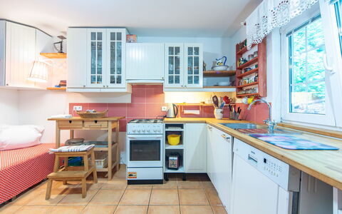 Karasova Ii: Køkken, Køkken Apparat, Større Bandage, Møbel, Indretning, Countertop, Træ, Cabinetry, Gulvbelægning, Værelse