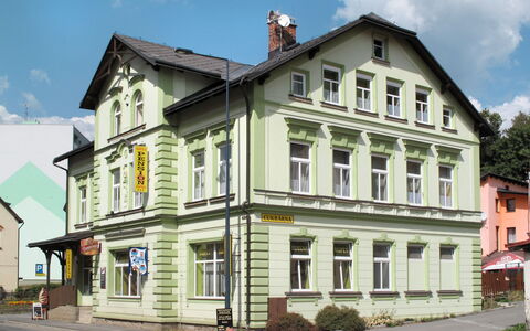 Desná V Jizerských Horách 603: Himmel, Sky, Plante, Ejendom, Vindue, Bygning, Facade, Hus, Tag, City