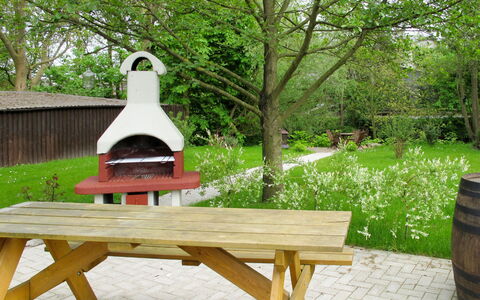 Am Fleet: Plante, Møbel, Grøn, Træ, Udendørs Bench, Botanik, Udendørs Bord, Barrel, Træ, Udendørs Møbler