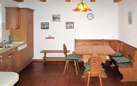 Ilztal: Værelse, Ejendom, Møbel, Bord, Indretning, Bygning, Etage, Spisestue, Hus, Loft