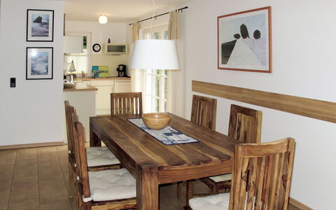 Katja: Værelse, Spisestue, Møbel, Ejendom, Bord, Indretning, Køkken & Spisebord, Etage, Hårdttræ, Bygning