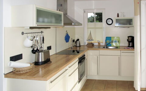 Katja: Countertop, Værelse, Møbel, Køkken, Cabinetry, Ejendom, Indretning, Bygning, Håndvask, Etage