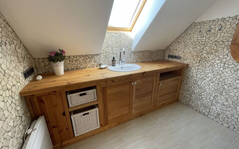 Tribbevitz: Cabinetry, Countertop, Bygning, Håndvask, Træ, Tap, Indretning, Arkitektur, Stueplante, Etage
