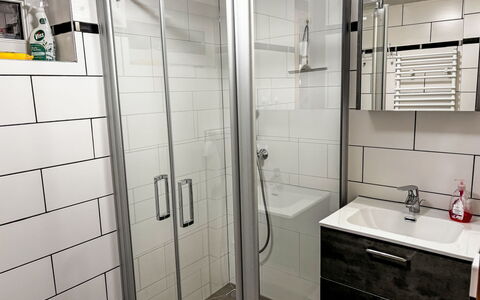 Paula: Sanitærarmatur, Gulvbelægning, Badeværelse, Etage, Vvs, Indretning, Toilet, Badeværelsesskab, Værelse, Bruser Dør