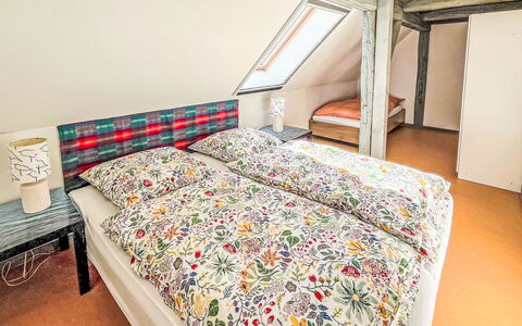 Kapitänshaus Leo: Seng, Soveværelse, Sengetøj, Indretning, Sengetøj, Sengetøj, Textile, Møbel, Gulvbelægning, Etage