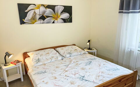 Plau am See 621: Møbel, Ejendom, Bygning, Komfort, Azure, Textile, Træ, Indretning, Bed Frame, Bord