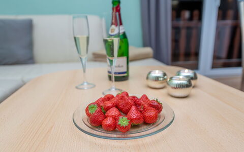 Stangerode 638: Mad, Bord, Bordservice, Flaske, Tallerkner, Frugt, Drinkware, Ingrediens, Plade