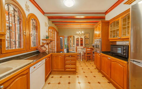 Villa Munar i: Cabinetry, Møbel, Countertop, Ejendom, Træ, Skuffe, Køkken, Vindue, Orange, Indretning