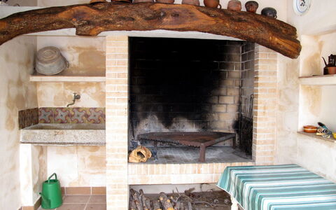 Es Barracar: Hearth, Ildsted, Værelse, Ejendom, Møbel, Indretning, Væg, Murværk Oven, Flise, Bygning
