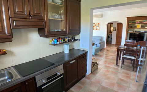 Schnuffi: Countertop, Ejendom, Værelse, Møbel, Cabinetry, Køkken, Bygning, Etage, Indretning, Flise