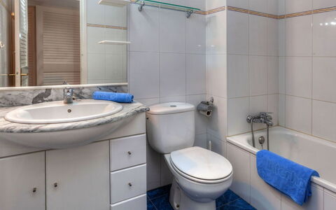 L'Escala 731: Badeværelse, Ejendom, Værelse, Blå, Tap, Badeværelse Tilbehør, Sanitærarmatur, Toilet, Væg, Indretning