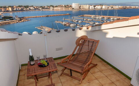 L'Escala 731: Ejendom, Tag, Lejlighed, Altan, Ejendom, Bygning, Ferie, Værelse, Møbel, Hav