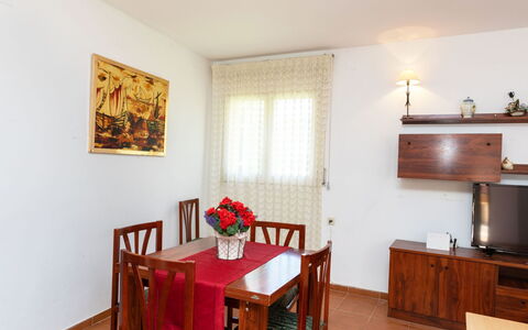 Puigventos: Møbel, Ejendom, Bord, Cabinetry, Stol, Træ, Indretning, Belysning, Stueplante, Billedramme