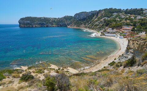 Jávea 711: Bygning, Ejendom, Himmel, Lys, Azure, Svømmepøl, Plante, Vindue, Skygge, Træ