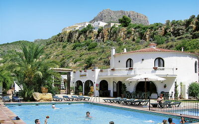Calpe Calp 994: Vand, Himmel, Svømmepøl, Bjerg, Bygning, Azure, Plante, Træ, Badeby