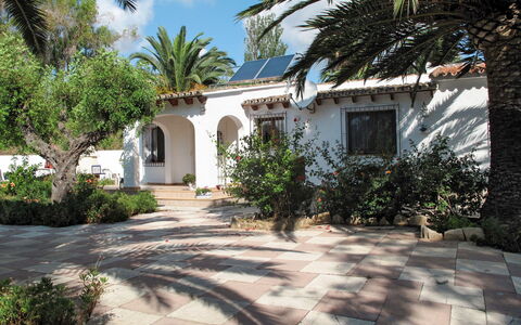 Jaen: Plante, Bygning, Ejendom, Vindue, Himmel, Sky, Træ, Land Lot, Hus, Vegetationen