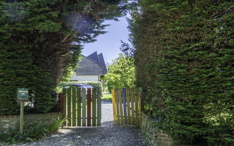 Entre Mer et Jardin: Plante, Himmel, Vejbelægning, Land Lot, Bygning, Vedplante, Skygge, Græs, Hæk, Busk