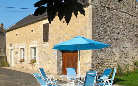 Le Clos Renard: Bygning, Møbel, Himmel, Ejendom, Plante, Bord, Azure, Blå, Stol, Skygge