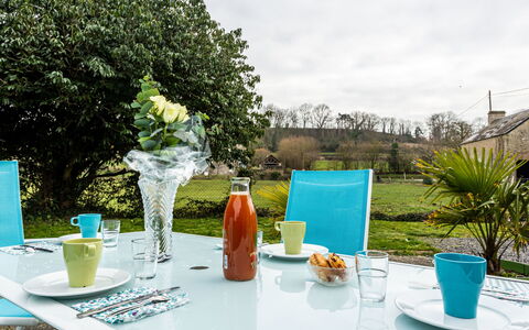 Le Clos Renard: Sky, Bord, Himmel, Møbel, Plante, Ejendom, Bjerg, Bordservice, Bygning, Natur