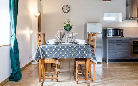Le Clos Renard: Sky, Bord, Himmel, Møbel, Plante, Ejendom, Bjerg, Bordservice, Bygning, Natur