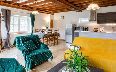 Le Clos Renard: Sky, Bord, Himmel, Møbel, Plante, Ejendom, Bjerg, Bordservice, Bygning, Natur