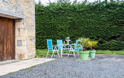 Le Clos Renard: Sky, Bord, Himmel, Møbel, Plante, Ejendom, Bjerg, Bordservice, Bygning, Natur