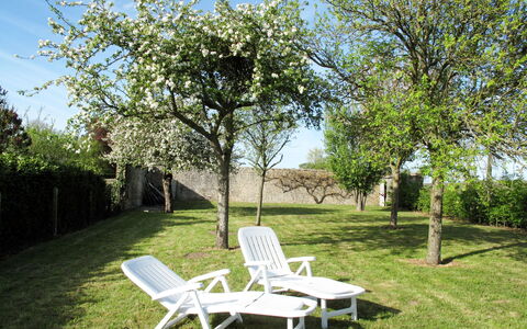 Le Repos: Plante, Himmel, Plantesamfund, Ejendom, Møbel, Blad, Natur, Naturlige Landskab, Botanik, Skygge