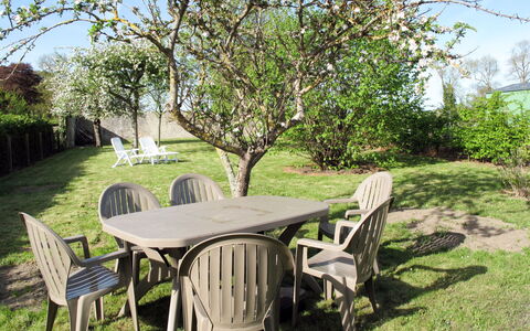 Le Repos: Plante, Bord, Møbel, Ejendom, Himmel, Plantesamfund, Stol, Udendørs Bord, Blad, Botanik