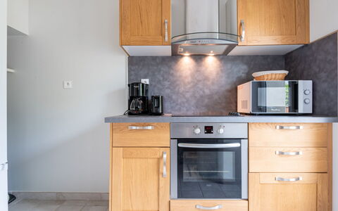 Le Repos: Countertop, Cabinetry, Bygning, Møbel, Ejendom, Komfur, Husholdningsapparat, Køkken Apparat, Køkken, Skuffe
