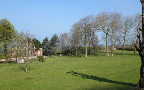 Le Parc de la Chaumière: Plante, Himmel, Naturlige Landskab, Træ, Land Lot, Græs, Græs-, Landskab, Hus, Eng