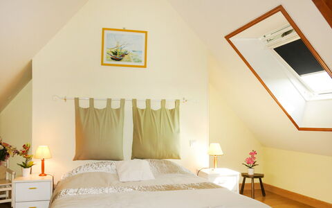 La Chevalerie: Soveværelse, Seng, Værelse, Møbel, Ejendom, Sengetøj, Indretning, Loft, Væg, Bed Frame