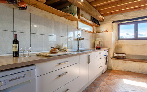 La Bergerie: Cabinetry, Countertop, Møbel, Tap, Træ, Vindue, Skuffe, Indretning, Gulvbelægning, Køkken