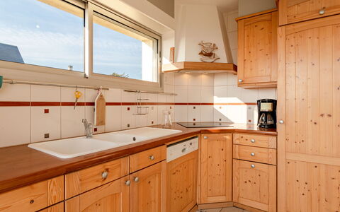 Le Saint Germ: Brun, Countertop, Cabinetry, Håndvask, Tap, Køkkenvask, Møbel, Ejendom, Bygning, Køkken