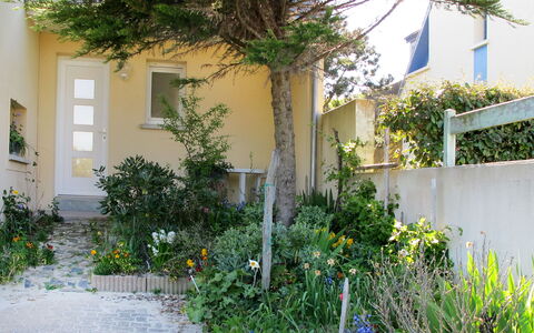 La Plage: Plante, Blomst, Bygning, Ejendom, Vindue, Land Lot, Hus, Dør, Vegetationen, Biome