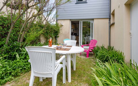 La Plage: Plante, Møbel, Ejendom, Bygning, Bord, Stol, Træ, Land Lot, Arkitektur, Hus