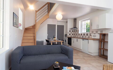 De Malau: Møbel, Ejendom, Couch, Bord, Cabinetry, Komfort, Indretning, Træ, Stue, Bygning